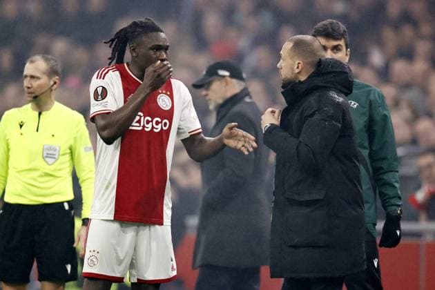 AMSTERDAM - (l-r) Calvin Bassey of Ajax, Ajax coach John Heitinga during the UEFA Europa league play-off match between Ajax Amsterdam and FC Union Berlin at Johan Cruijff ArenA on February 16, 2023 in Amsterdam, Netherlands. ANP MAURICE VAN STONE AFC Ajax Amsterdam v 1. FC Union Berlin: Knockout Round Play-Off Leg One - UEFA Europa League 2022 2023 xVIxANPxSportx xxANPxIVx 462934616 originalFilename: 462934616.jpg