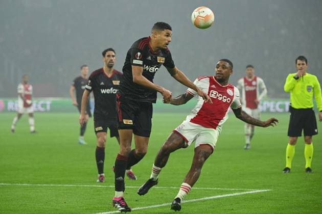 Football, men, season 2022 2023, Europa League Play Offs to the round of 16, first leg , Ajax Amsterdam 1 FC Union Berlin, v l Danilho Doekhi 1 FC Union Berlin and Steven Bergwijn Ajax Amsterdam in duel , 16 02 2023, Copyright: xMatthiasxKochx