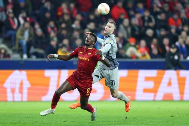 SOCCER - UEFA EL, RBS vs Roma SALZBURG,AUSTRIA,16.FEB.23 - SOCCER - UEFA Europa League, play off, Red Bull Salzburg vs AS Roma. Image shows Tammy Abraham (Roma) and Strahinja Pavlovic (RBS).  GEPAxpictures xDavidxGeieregger