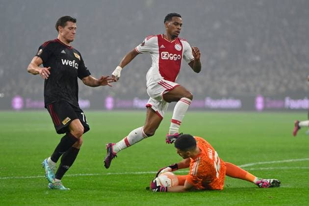 AMSTERDAM, 16-02-2023 , JohanCruyff Arena, season 2022 2023 , Europa League match between Ajax and Union Berlin, Ajax player Jurrien Timber with Union Berlin player Kevin Behrens during the match Ajax - Union Berlin Ajax - Union Berlin  x19917527x Copyright: