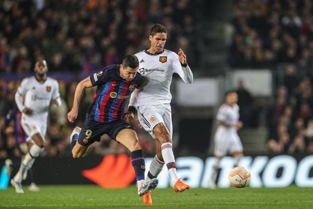 UEFA Europa League Knockout Round Play-Offs Barcelona v Manchester United, ManU RaphaÃ«l Varane 19 of Manchester United passes back to David De Gea 1 of Manchester United as Robert Lewandowski 9 of Barcelona gives chase during the UEFA Europa League Knockout Round Play-Offs Barcelona vs Manchester United at Spotify Camp Nou, Barcelona, Spain, 16th February 2023 (Photo by Mark Cosgrove News Images) Barcelona Camp Nou Catalonia Spain Copyright: xMarkxCosgrove NewsxImagesx