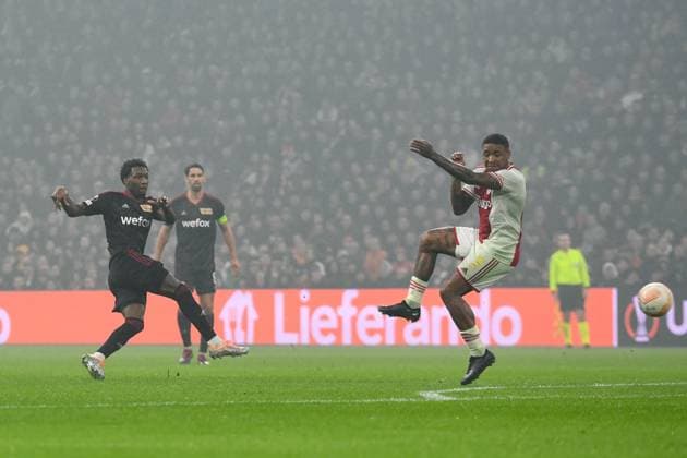Football, men, season 2022 2023, Europa League Play Offs to the round of 16, first leg , Ajax Amsterdam 1 FC Union Berlin, v l Sheraldo Becker 1 FC Union Berlin and Steven Bergwijn Ajax Amsterdam in duel , 16 02 2023, Copyright: xMatthiasxKochx