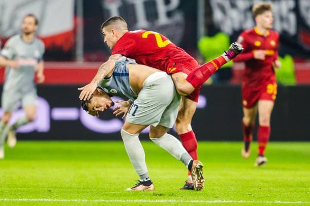 SOCCER - UEFA EL, RBS vs Roma SALZBURG,AUSTRIA,16.FEB.23 - SOCCER - UEFA Europa League, play off, Red Bull Salzburg vs AS Roma. Image shows Noah Okafor (RBS) and Gianluca Mancini (Roma).  GEPAxpictures xGintarexKarpaviciute