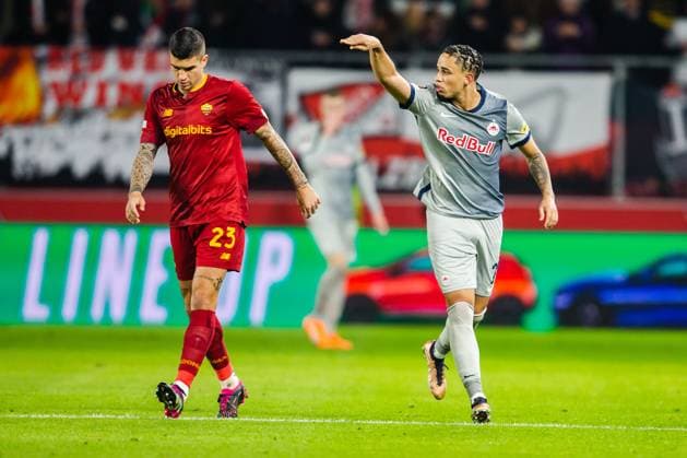 SOCCER - UEFA EL, RBS vs Roma SALZBURG,AUSTRIA,16.FEB.23 - SOCCER - UEFA Europa League, play off, Red Bull Salzburg vs AS Roma. Image shows Noah Okafor (RBS) and Gianluca Mancini (Roma).  GEPAxpictures xGintarexKarpaviciute