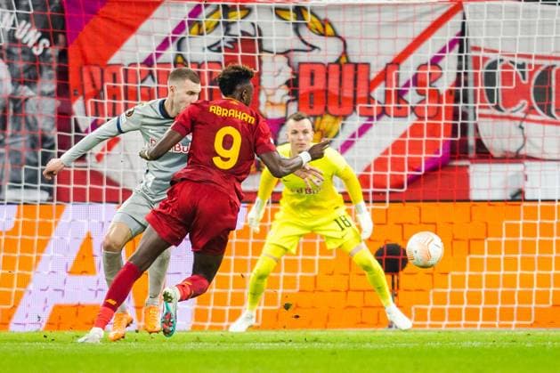 SOCCER - UEFA EL, RBS vs Roma SALZBURG,AUSTRIA,16.FEB.23 - SOCCER - UEFA Europa League, play off, Red Bull Salzburg vs AS Roma. Image shows Strahinja Pavlovic (RBS), Tammy Abraham (Roma) and Philipp Koehn (RBS).  GEPAxpictures xGintarexKarpaviciute