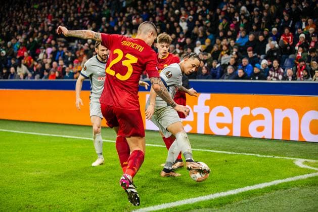 SOCCER - UEFA EL, RBS vs Roma SALZBURG,AUSTRIA,16.FEB.23 - SOCCER - UEFA Europa League, play off, Red Bull Salzburg vs AS Roma. Image shows Gianluca Mancini (Roma) and Noah Okafor (RBS).  GEPAxpictures xGintarexKarpaviciute