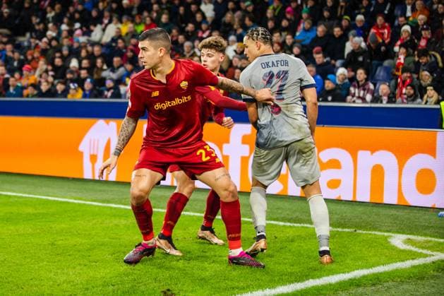SOCCER - UEFA EL, RBS vs Roma SALZBURG,AUSTRIA,16.FEB.23 - SOCCER - UEFA Europa League, play off, Red Bull Salzburg vs AS Roma. Image shows Gianluca Mancini (Roma) and Noah Okafor (RBS).  GEPAxpictures xGintarexKarpaviciute