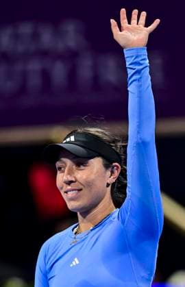 WTA, Tennis Damen Qatar TotalEnergies Open 2023 Jessica Pegula of United States greets fans after winning the Quarterfinal match against Beatriz Haddad Maia of Brazil at the WTA Qatar TotalEnergies Open tennis tournament at the Khalifa International Tennis Complex in Doha, Qatar, 16 February 2023 DOHA Qatar  Copyright: xNoushadxThekkayilx originalFilename:varittyakkal-wtaqatar230216_npdgK.jpg