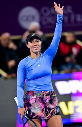 WTA, Tennis Damen Qatar TotalEnergies Open 2023 Jessica Pegula of United States greets fans after winning the Quarterfinal match against Beatriz Haddad Maia of Brazil at the WTA Qatar TotalEnergies Open tennis tournament at the Khalifa International Tennis Complex in Doha, Qatar, 16 February 2023 DOHA Qatar  Copyright: xNoushadxThekkayilx originalFilename:varittyakkal-wtaqatar230216_npGn0.jpg