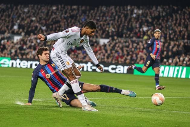 Sport Bilder des Tages UEFA Europa League Knockout Round Play-Offs Barcelona v Manchester United, ManU Marcus Rashford 10 of Manchester United scores to make it 1-1 during the UEFA Europa League Knockout Round Play-Offs Barcelona vs Manchester United at Spotify Camp Nou, Barcelona, Spain, 16th February 2023 (Photo by Mark Cosgrove News Images) Barcelona Camp Nou Catalonia Spain Copyright: xMarkxCosgrove NewsxImagesx