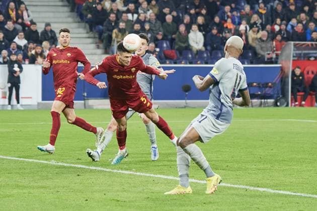 Salzburg, Austria 16 February 2023 Europa League 2022 2023 RB Salzburg vs AS Roma In picture penalty area scene, Roger Ibazez AS Roma clears header from Luka Sucic FC Salzburg and Fernando FC Salzburg , Stadion Salzburg Copyright: xFotostandx xWassmuthx