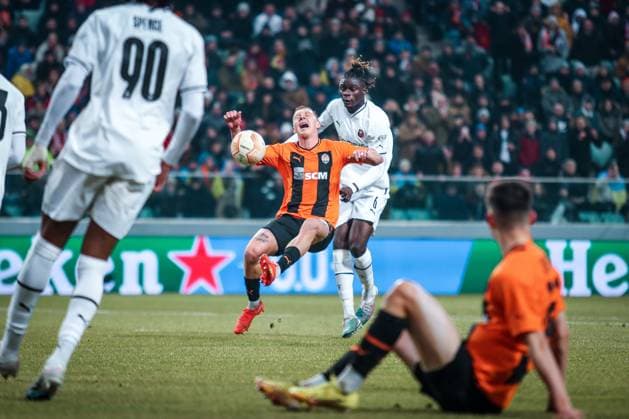 16.02.2023 Warszawa Pilka nozna UEFA Liga Europy 2022 2023, 1 16 finalu Szachtar Donieck - Stade Rennes FC N z Bogdan Mykhaylichenko, faulowany przez Chimuanya Ugochukwu Foto Adam Starszynski PressFocus 16.02.2023 Warsaw Football UEFA Europa League 2022 2023, round 1 of 16 Shakhtar Donetsk - Stade Rennes FC Bogdan Mykhaylichenko, faulowany przez Chimuanya Ugochukwu Credit Adam Starszynski PressFocus NEWSPIX.PL --- Newspix.pl  20230216PF_AS088