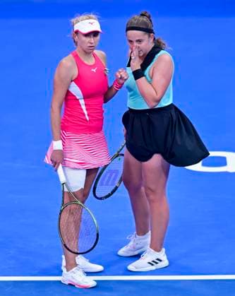 WTA, Tennis Damen Qatar TotalEnergies Open 2023 Lyudmyla Kichenok (L) of Ukraine and Jelena Ostapenko (R) of Latvia compete against Zhaoxuan Yang of China and Vera Zvonareva of Russia during their women s doubles Semifinal match at the WTA Qatar TotalEnergies Open tennis tournament at the Khalifa International Tennis Complex in Doha, Qatar, 16 February 2023 DOHA Qatar  Copyright: xNoushadxThekkayilx originalFilename:varittyakkal-wtaqatar230216_npDHL.jpg