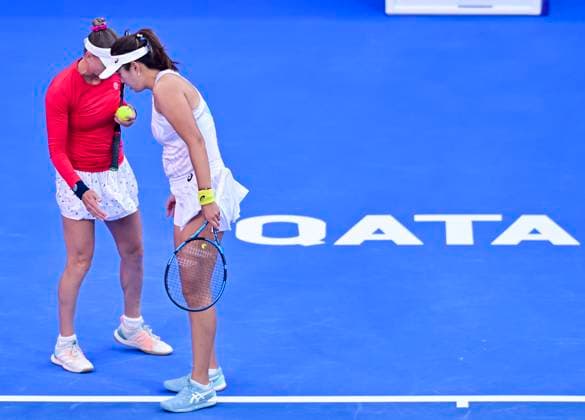 WTA, Tennis Damen Qatar TotalEnergies Open 2023 Zhaoxuan Yang (R) of China and Vera Zvonareva (L) of Russia compete against Lyudmyla Kichenok of Ukraine and Jelena Ostapenko of Latvia during their women s doubles Semifinal match at the WTA Qatar TotalEnergies Open tennis tournament at the Khalifa International Tennis Complex in Doha, Qatar, 16 February 2023 DOHA Qatar  Copyright: xNoushadxThekkayilx originalFilename:varittyakkal-wtaqatar230216_npbTK.jpg