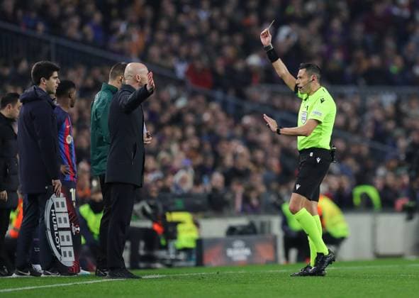 Barcelona v Manchester United, ManU Europa League 16 02 2023. Manchester United Manager Erik Ten Hag yellow card Referee Maurizio Mariani during the Europa League match between Barcelona and Manchester United at Camp Nou, Barcelona, Spain on 16 February 2023. Barcelona Camp Nou Barcelona Spain Editorial use only DataCo restrictions apply See www.football-dataco.com , Copyright: xPhilxDuncanx PSI-16922-0036