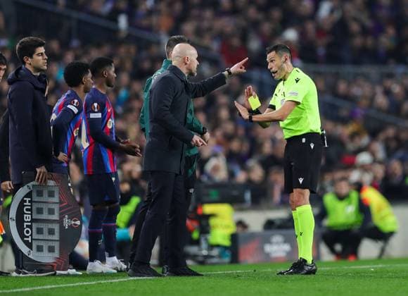 Barcelona v Manchester United, ManU Europa League 16 02 2023. Manchester United Manager Erik Ten Hag yellow card Referee Maurizio Mariani during the Europa League match between Barcelona and Manchester United at Camp Nou, Barcelona, Spain on 16 February 2023. Barcelona Camp Nou Barcelona Spain Editorial use only DataCo restrictions apply See www.football-dataco.com , Copyright: xPhilxDuncanx PSI-16922-0037