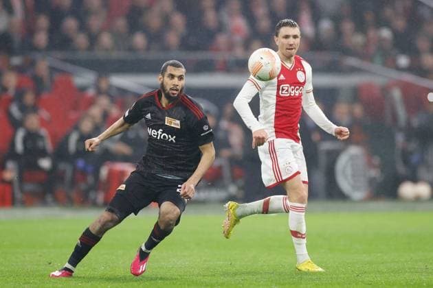AMSTERDAM, 16-02-2023 , JohanCruyff Arena, season 2022 2023 , Europa League match between Ajax and Union Berlin, Ajax player Steven Berghuis with Union Berlin player Aissa Laidouni during the match Ajax - Union Berlin Ajax - Union Berlin  x19917837x Copyright: