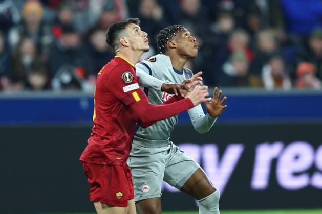 SOCCER - UEFA EL, RBS vs Roma SALZBURG,AUSTRIA,16.FEB.23 - SOCCER - UEFA Europa League, play off, Red Bull Salzburg vs AS Roma. Image shows Roger Ibanez da Silva (Roma) and Junior Adamu (RBS).  GEPAxpictures xDavidxGeieregger