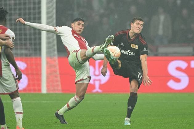 Football, men, season 2022 2023, Europa League Play Offs to the round of 16, first leg , Ajax Amsterdam 1 FC Union Berlin, v l Edson Alvarez Ajax Amsterdam and Kevin Behrens 1 FC Union Berlin in duel , 16 02 2023, Copyright: xMatthiasxKochx