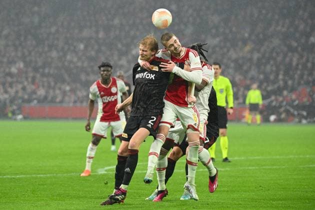 Football, men, season 2022 2023, Europa League Play Offs to the round of 16, first leg , Ajax Amsterdam 1 FC Union Berlin, v l Morten Thorsby 1 FC Union Berlin and Kenneth Taylor Ajax Amsterdam in duel , 16 02 2023, Copyright: xMatthiasxKochx