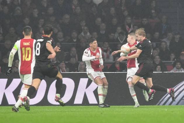 Football, men, season 2022 2023, Europa League Play Offs to the round of 16, first leg , Ajax Amsterdam 1 FC Union Berlin, Morten Thorsby 1 FC Union Berlin , right scores the goal to 0 1 but is disallowed by VAR due to a handball , 16 02 2023, Copyright: xMatthiasxKochx