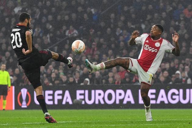 Football, men, season 2022 2023, Europa League Play Offs to the round of 16, first leg , Ajax Amsterdam 1 FC Union Berlin, v l Aissa Laidouni 1 FC Union Berlin and Steven Bergwijn Ajax Amsterdam in duel , 16 02 2023, Copyright: xMatthiasxKochx