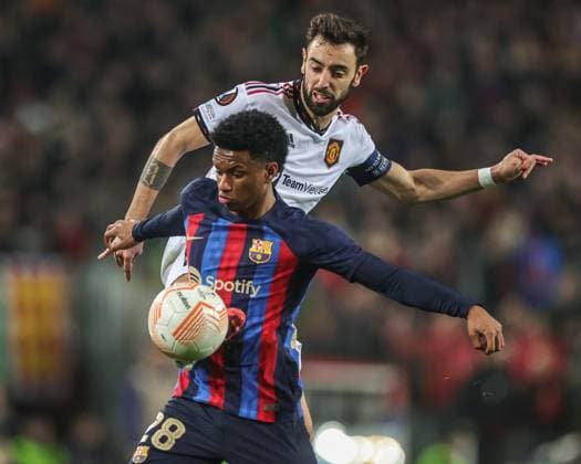 UEFA Europa League Knockout Round Play-Offs Barcelona v Manchester United, ManU Bruno Fernandes 8 of Manchester United and Alejandro Balde 28 of Barcelona battles for the ball during the UEFA Europa League Knockout Round Play-Offs Barcelona vs Manchester United at Spotify Camp Nou, Barcelona, Spain, 16th February 2023 (Photo by Mark Cosgrove News Images) Barcelona Camp Nou Catalonia Spain Copyright: xMarkxCosgrove NewsxImagesx