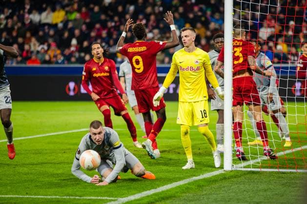 SOCCER - UEFA EL, RBS vs Roma SALZBURG,AUSTRIA,16.FEB.23 - SOCCER - UEFA Europa League, play off, Red Bull Salzburg vs AS Roma. Image shows Strahinja Pavlovic (RBS), Tammy Abraham (Roma) and Philipp Koehn (RBS).  GEPAxpictures xGintarexKarpaviciute