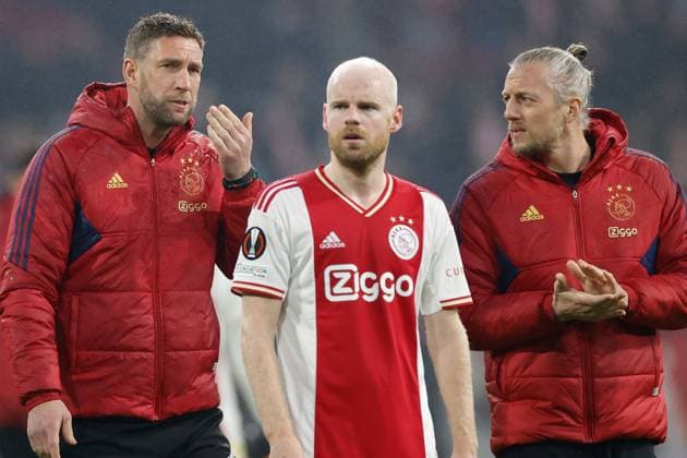 AMSTERDAM, 16-02-2023 , JohanCruyff Arena, season 2022 2023 , Europa League match between Ajax and Union Berlin, Ajax player Davy Klaassen with Stekelenburg and Pasveer after the match Ajax - Union Berlin 0-0 Ajax - Union Berlin  x19917941x Copyright: