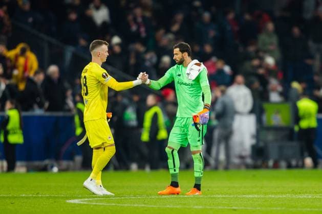 SOCCER - UEFA EL, RBS vs Roma SALZBURG,AUSTRIA,16.FEB.23 - SOCCER - UEFA Europa League, play off, Red Bull Salzburg vs AS Roma. Image shows Philipp Koehn (RBS) and Rui Patricio (Roma).  GEPAxpictures xGintarexKarpaviciute