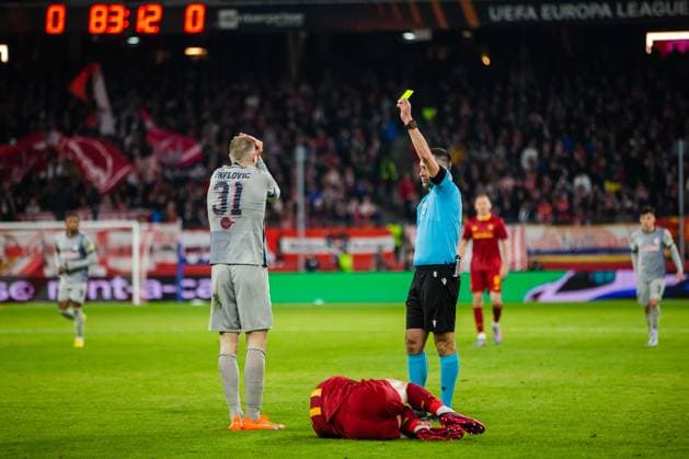 SOCCER - UEFA EL, RBS vs Roma SALZBURG,AUSTRIA,16.FEB.23 - SOCCER - UEFA Europa League, play off, Red Bull Salzburg vs AS Roma. Image shows Strahinja Pavlovic (RBS), Andrea Belotti (Roma) and referee Glenn Nyberg (SWE).Keyword: yellow card.  GEPAxpictures xGintarexKarpaviciute