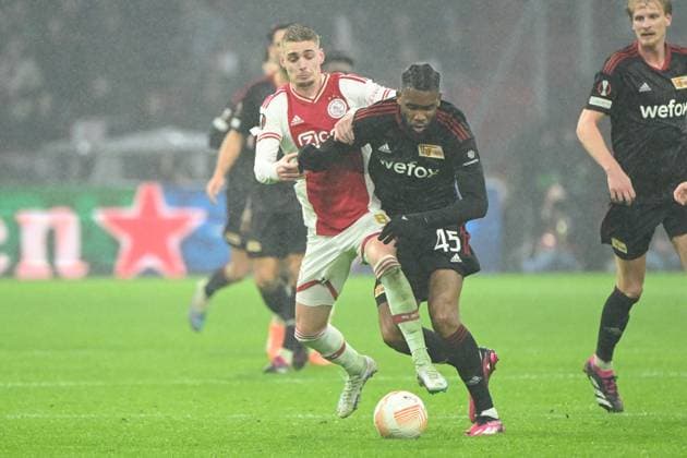 Football, men, season 2022 2023, Europa League Play Offs to the round of 16, first leg , Ajax Amsterdam 1 FC Union Berlin, v l Kenneth Taylor Ajax Amsterdam and Jordan Siebatcheu 1 FC Union Berlin in duel , 16 02 2023, Copyright: xMatthiasxKochx