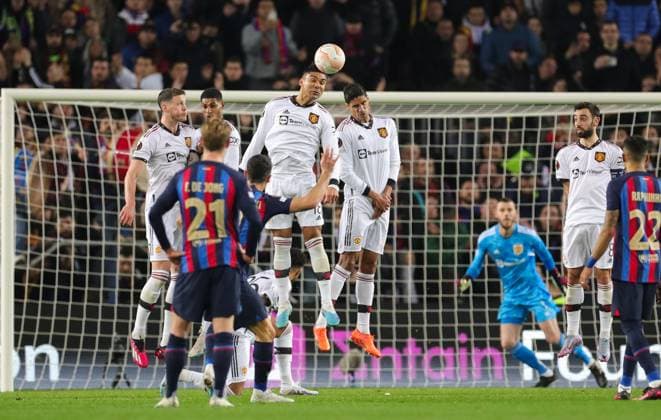 Barcelona v Manchester United, ManU Europa League 16 02 2023. Manchester United midfielder Casemiro (18) heads clear during the Europa League match between Barcelona and Manchester United at Camp Nou, Barcelona, Spain on 16 February 2023. Barcelona Camp Nou Barcelona Spain Editorial use only DataCo restrictions apply See www.football-dataco.com , Copyright: xPhilxDuncanx PSI-16922-0048