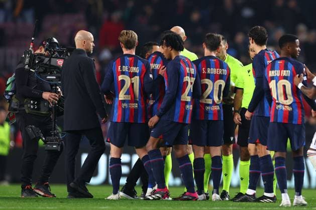 Mandatory Credit: Photo by Simon Dael Shutterstock (13765759bd) Barcelona players surround the match officials at full time Barcelona v Manchester United, ManU UEFA Europa League, Play-Off Round, First Leg, Football, Camp Nou, Barcelona, Spain - 16 Feb 2023 EDITORIAL USE ONLY No use with unauthorised audio, video, data, fixture lists, club league logos or live services. Online in-match use limited to 120 images, no video emulation. No use in betting, games or single club league player publications. Barcelona v Manchester United, UEFA Europa League, Play-Off Round, First Leg, Football, Camp Nou, Barcelona, Spain - 16 Feb 2023 EDITORIAL USE ONLY No use with unauthorised audio, video, data, fixture lists, club league logos or live services. Online in-match use limited to 120 images, no video emulation. No use in betting, games or single club league player publications. Copyright: xSimonxDael Shutterstockx 13765759bd