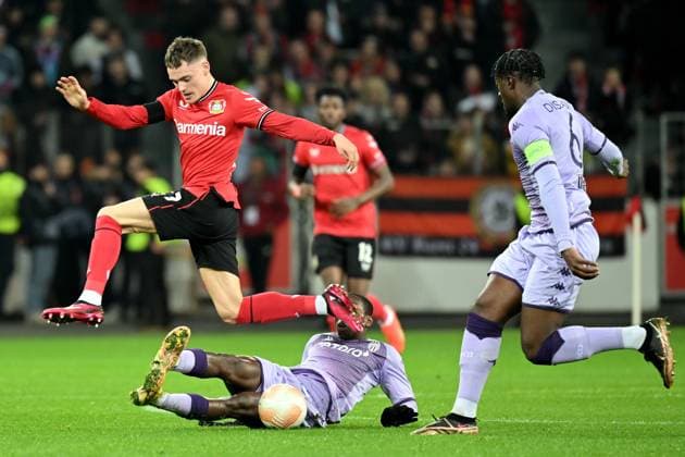 Leverkusen, Bayarena, 16 02 23, GER, Men, UEFA Europa League, Bayer 04 Leverkusen AS Monaco Picture from left in duel Florian Wirtz Leverkusen and Mohamed Camara AS Monaco Only for journalistic use Only for editorial use According to the regulations of the DFL Deutsche Fußball Liga it is prohibited, DFL regulations prohibit any use of photographs as image sequences and or quasi video North Rhine Westphalia Germany