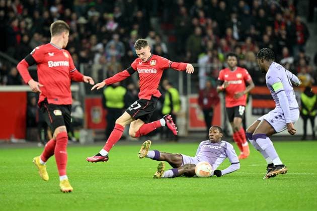 Leverkusen, Bayarena, 16 02 23, GER, Men, UEFA Europa League, Bayer 04 Leverkusen AS Monaco Picture from left in duel Florian Wirtz Leverkusen and Mohamed Camara AS Monaco Only for journalistic use Only for editorial use According to the regulations of the DFL Deutsche Fußball Liga it is prohibited, DFL regulations prohibit any use of photographs as image sequences and or quasi video North Rhine Westphalia Germany