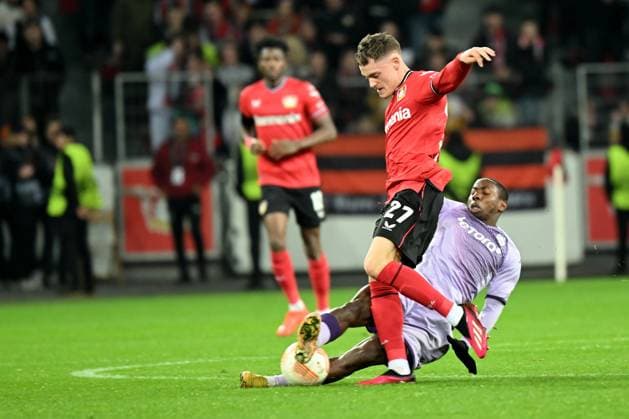 Leverkusen, Bayarena, 16 02 23, GER, Men, UEFA Europa League, Bayer 04 Leverkusen AS Monaco Picture from left in duel Florian Wirtz Leverkusen and Mohamed Camara AS Monaco Only for journalistic use Only for editorial use According to the regulations of the DFL Deutsche Fußball Liga it is prohibited, DFL regulations prohibit any use of photographs as image sequences and or quasi video North Rhine-Westphalia Germany