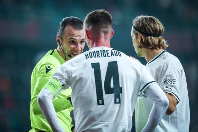 16.02.2023 Warszawa Pilka nozna UEFA Liga Europy 2022 2023, 1 16 finalu Szachtar Donieck - Stade Rennes FC N z sedzia Irfan Peljto, Benjamin Bourigeaud Foto Adam Starszynski PressFocus 16.02.2023 Warsaw Football UEFA Europa League 2022 2023, round 1 of 16 Shakhtar Donetsk - Stade Rennes FC sedzia Irfan Peljto, Benjamin Bourigeaud Credit Adam Starszynski PressFocus NEWSPIX.PL --- Newspix.pl  20230216PF_AS181