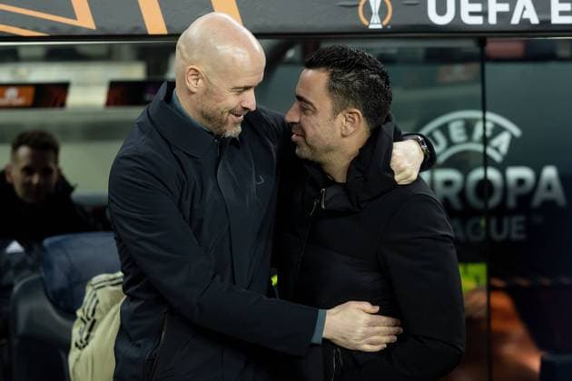 Sport Bilder des Tages BARCELONA, SPAIN - FEBRUARY 16: Xavi Hernandez of FC Barcelona, Barca and Erik Ten Hag of Manchester United, ManU during the UEFA Europa League knockout round play-off leg one match between FC Barcelona and Manchester United at Spotify Camp Nou on February 16, 2023 in Barcelona, Spain. SPO 