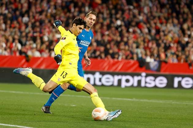 February 16, 2023, Seville, Spain: YASSINE BOUNOU of Sevilla shoots in front of LUUK DE JONG of PSV during the Europa League Play-off (1st leg) soccer match between Sevilla FC and PSV Eindhoven at the Ramon Sanchez Pizjuan Stadium Seville Spain - ZUMAa142 20230216_zap_a142_001 Copyright: xDanielxGonzalezxAcunax