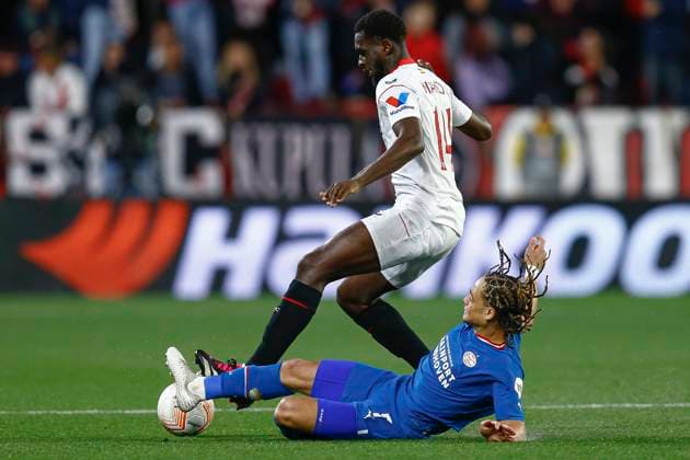 ESP: Sevilla FC-PSV Eindhoven. UEFA Europa League Xavi Simons of PSV Eindhoven and Tanguy Nianzou of Sevilla FC during the UEFA Europa League match, Play-off, 1st leg between Sevilla FC and PSV Eindhoven played at Ramon Sanchez Pizjuan Stadium on February 16, 2023 in Sevilla, Spain. kpng Copyright: xAntonioxPozox xPRESSINx PS_230216_801