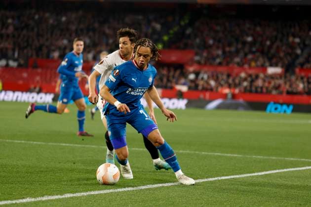 February 16, 2023, Seville, Spain: XAVI SIMONS of PSV in action during the Europa League Play-off (1st leg) soccer match between Sevilla FC and PSV Eindhoven at the Ramon Sanchez Pizjuan Stadium Seville Spain - ZUMAa142 20230216_zap_a142_003 Copyright: xDanielxGonzalezxAcunax