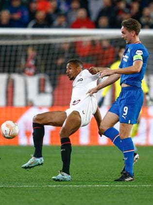 Mandatory Credit: Photo by Pressinphoto Shutterstock (13770804j) Fernando Reges of Sevilla FC and Luuk de Jong of PSV Eindhoven Sevilla FC V PSV Eindhoven, UEFA Europa League, Play-off, 1st leg. Football, Ramon Sanchez Pizjuan Stadium, Sevilla, Spain - 16 Feb 2023 Editorial use only Sevilla FC V PSV Eindhoven, UEFA Europa League, Play-off, 1st leg. Football, Ramon Sanchez Pizjuan Stadium, Sevilla, Spain - 16 Feb 2023 Editorial use only Copyright: xPressinphoto Shutterstockx 13770804j