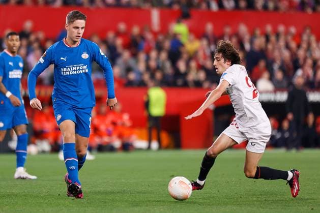 Sevilla FC v PSV Eindhoven, UEFA Europa League football, Seville, Spain Seville, Spain. 16th, February 2023. Joey Veerman (23) of PSV Eindhoven and Bryan Gil (25) of Sevilla FC seen during the UEFA Europa League match between Sevilla FC and PSV Eindhoven at Estadio Ramon Sanchez Pizjuan in Seville. Seville Andalucia Spain  Copyright: xGonzalesxPhoto JesusxRuizxMedinax