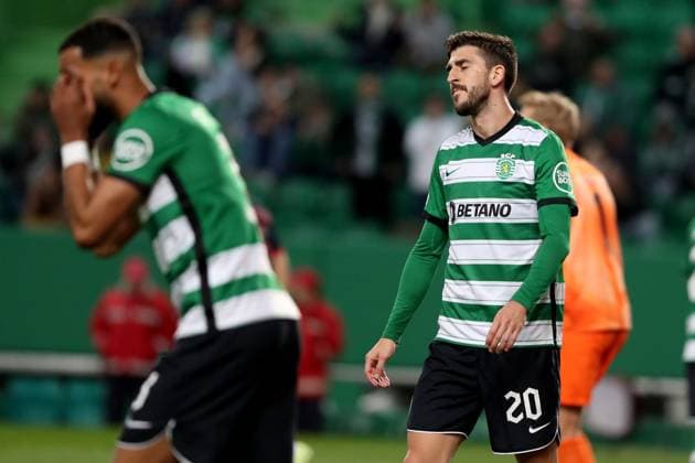 February 16, 2023, Lisbon, Portugal: Paulinho of Sporting CP (R ) reacts during the knockout round play-off leg one - UEFA Europa League match between Sporting CP and FC Midtjylland at Alvalade stadium in Lisbon, Portugal, on February 16, 2023. Lisbon Portugal - ZUMAf123 20230216_zap_f123_006 Copyright: xPedroxFiuzax