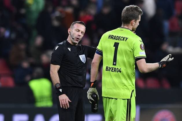 Soccer Europa League K o round Play off Bayer 04 Leverkusen AS Monaco on 16 02 2023 in the BayArena in Leverkusen FIFA referee Orel Grinfeeld Israel , left Lukas Hradecky Leverkusen , right xHDx