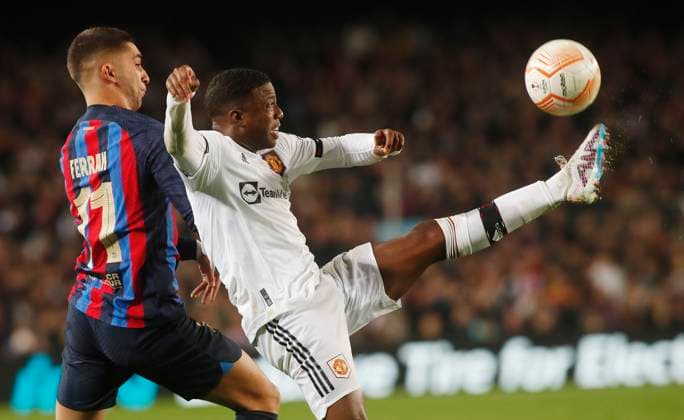 Partido de ida de playoffs de Europa League entre el Barcelona y el Manchester United, ManU En la imagen, Ferran Torres y Malacia. Europa League payoffs first leg match between Barcelona and Manchester United. In this picture, Ferran Torres and Malacia. FRANCESCxADELANTADO  ecommerceFotos eCommerce2-132010139