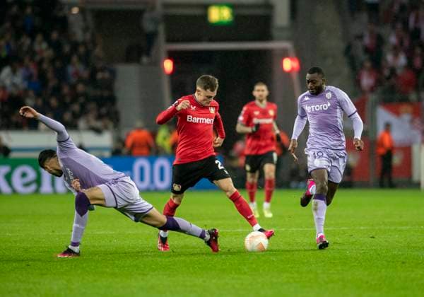 16 02 2023, GER, soccer, men, UEFA, soccer Europa League, play off, season 2022 2023, TSV Bayer 04 Leverkusen AS Monaco Guillermo Maripan AS Monaco, left against Florian Wirtz TSV Bayer 04 Leverkusen, center and Youssouf Fofana AS Monaco, right Leverkusen BayArena Nordrhein Westfalen Germany