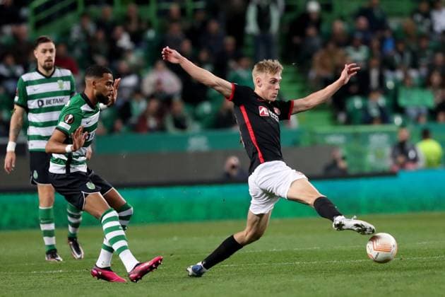 February 16, 2023, Lisbon, Portugal: Frederik Heiselberg of FC Midtjylland (R ) vies with Arthur Gomes of Sporting CP during the knockout round play-off leg one - UEFA Europa League match between Sporting CP and FC Midtjylland at Alvalade stadium in Lisbon, Portugal, on February 16, 2023. Lisbon Portugal - ZUMAf123 20230216_zap_f123_011 Copyright: xPedroxFiuzax