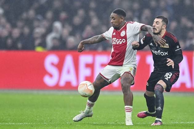 AMSTERDAM, 16-02-2023 , JohanCruyff Arena, season 2022 2023 , Europa League match between Ajax and Union Berlin. final result 0-0, Ajax player Steven Bergwijn, Union Berlin player Josip Juranovic Ajax - Union Berlin  x19918824x Copyright: